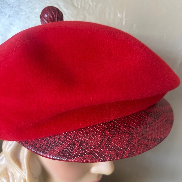 ICONIC 1960's DESIGNER RED FELT 'NEWSBOY' STYLE HAT + FAUX SNAKE BRIM & BUTTON - Picture 5 of 14